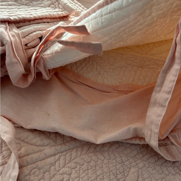 Pottery Barn Light Pink Queen Quilt With Matching Shams - Picture 5 of 10